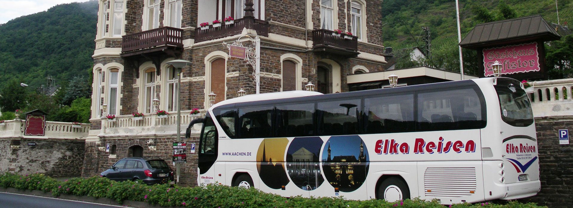 Reisebus von Elka Reisen vor dem Gasthaus Stiftstor