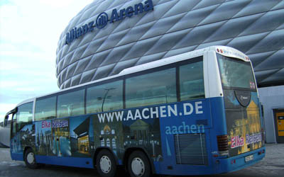 Reisebus von Elka Reisen vor Allianz Arena