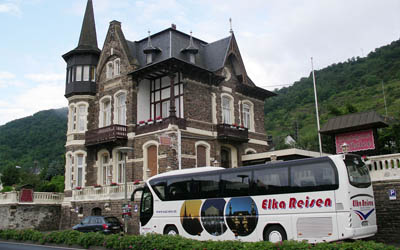 Reisebus von Elka Reisen vor dem Gasthaus Stiftstor